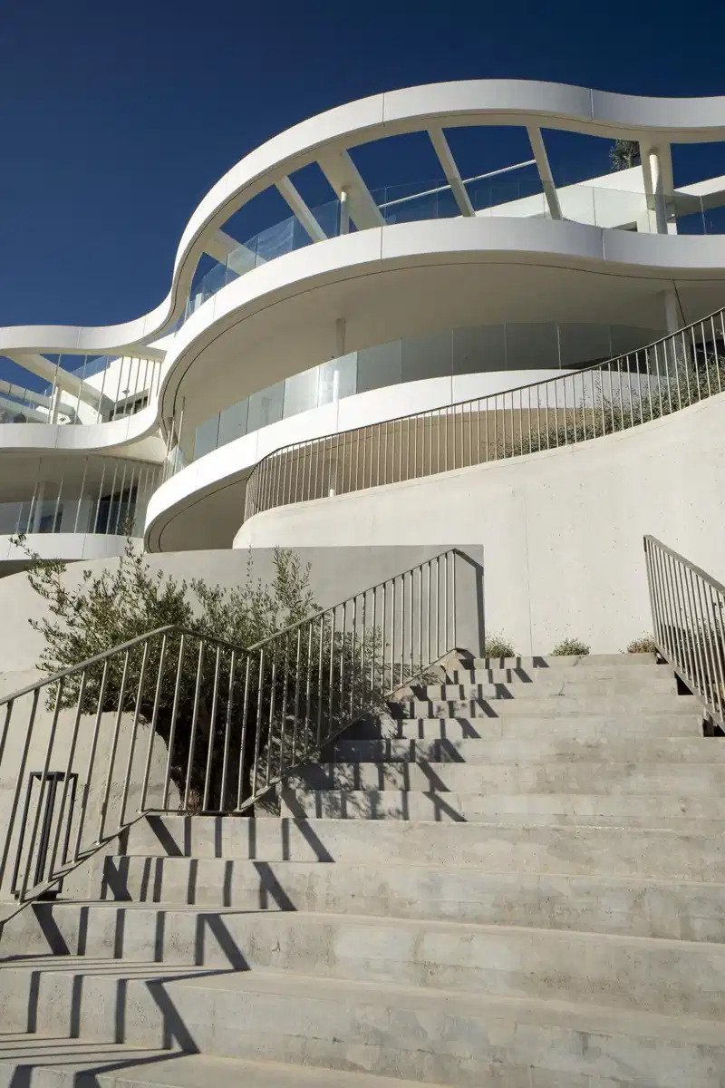 2-Zimmer, 2-Bad Erdgeschosswohnung mit Meerblick und Resort-Annehmlichkeiten in Marbella-Benahavís Hills