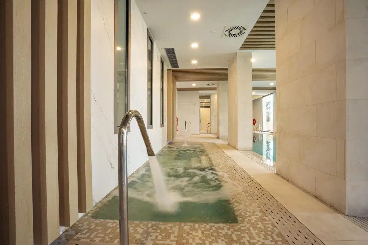 2-Zimmer, 2-Bad Erdgeschosswohnung mit Meerblick und Resort-Annehmlichkeiten in Marbella-Benahavís Hills