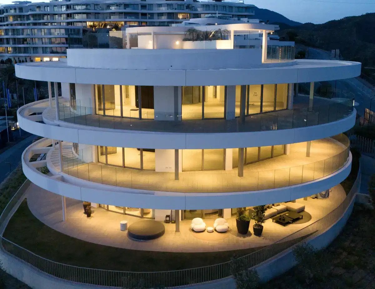 2-Zimmer, 2-Bad Erdgeschosswohnung mit Meerblick und Resort-Annehmlichkeiten in Marbella-Benahavís Hills