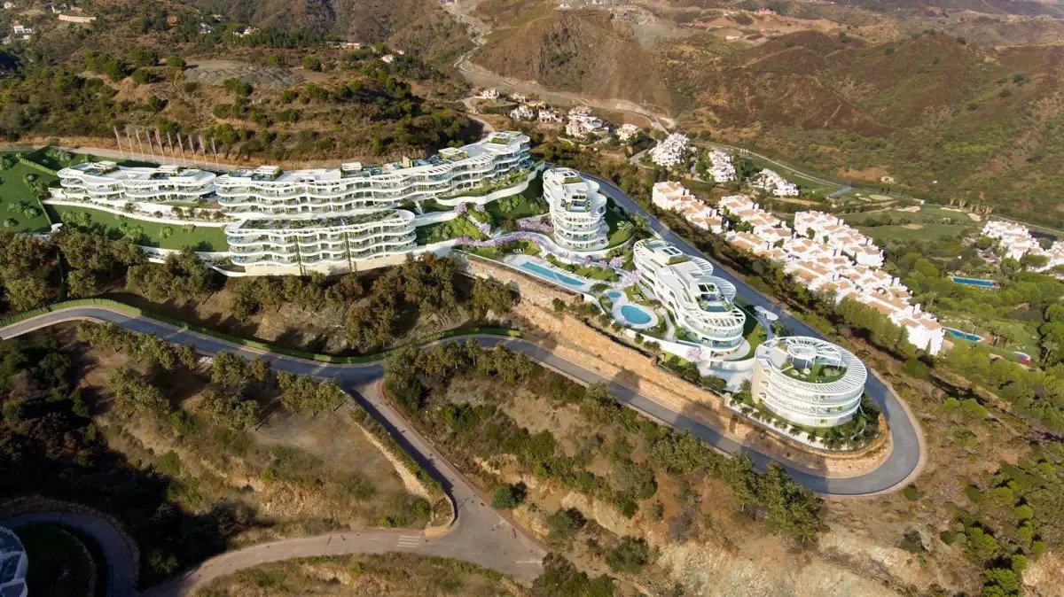 3-Zimmer, 2-Bad Erdgeschosswohnung mit großzügiger Terrasse und Meerblick in Marbella-Benahavís Hills