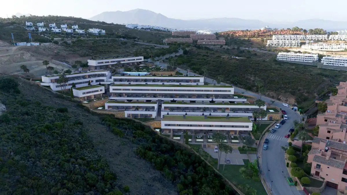 3-Zimmer-Reihenhaus mit 2 Badezimmern, Panoramablick auf das Meer und Resort-Annehmlichkeiten in Manilva