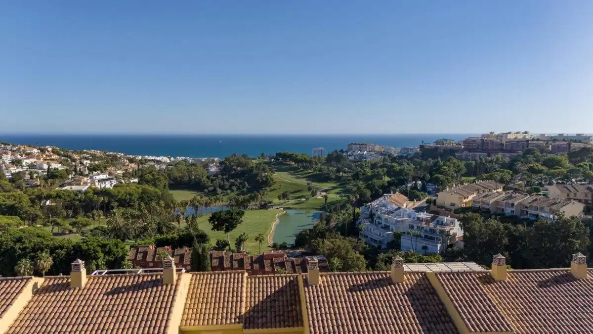 2-Zimmer, 2-Bad Wohnung im Erdgeschoss mit Golf- und Meerblick in Benalmádena