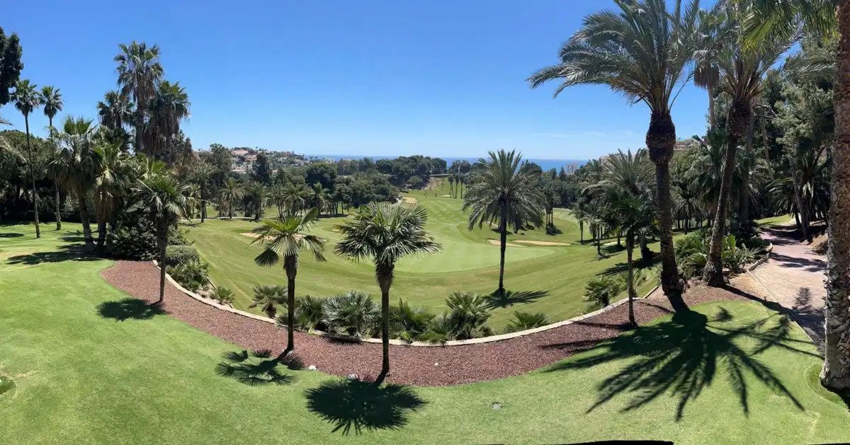 2-Zimmer, 2-Bad Wohnung im Erdgeschoss mit Golf- und Meerblick in Benalmádena
