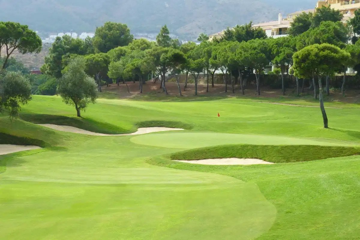 2-Zimmer, 2-Bad Wohnung im Erdgeschoss mit Golf- und Meerblick in Benalmádena
