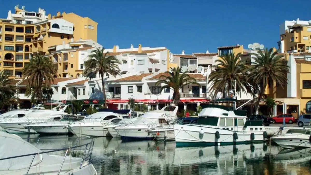 3-Zimmer, 2-Bad Wohnung im Erdgeschoss mit Panoramablick auf das Meer in Cabopino
