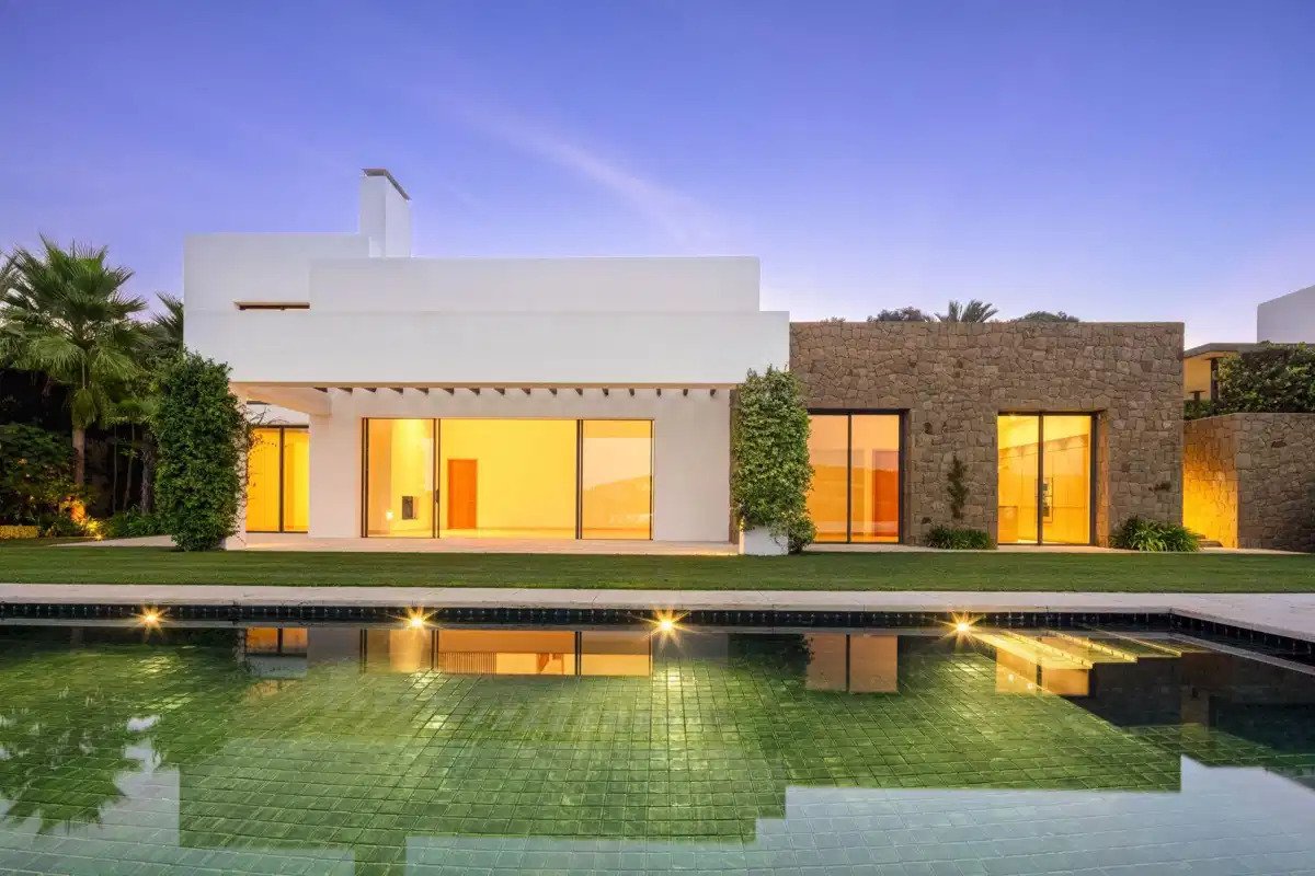5-Zimmer, 5-Bad Villa im Ibiza-Stil mit Golf- und Bergblick bei Finca Cortesín, Casares