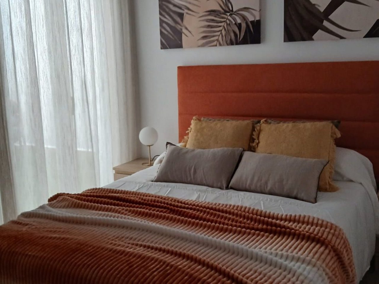 New build residential of 41 stylish apartments and penthouses with communal swimming pool located in Algorfa.

Residential consist of 1, 2, and 3-b...