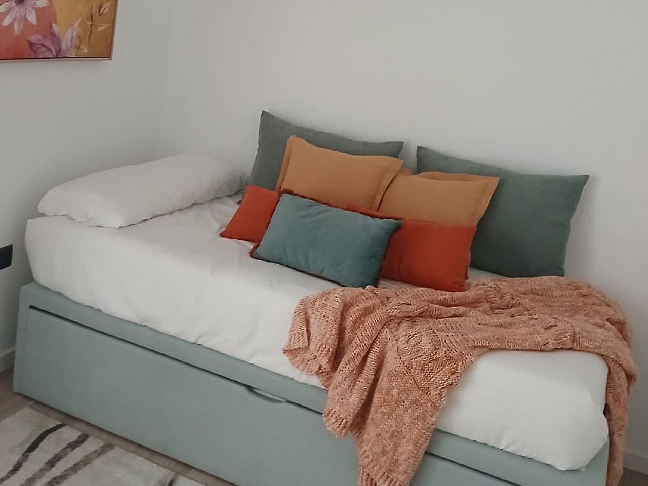 New build residential of 41 stylish apartments and penthouses with communal swimming pool located in Algorfa.

Residential consist of 1, 2, and 3-b...