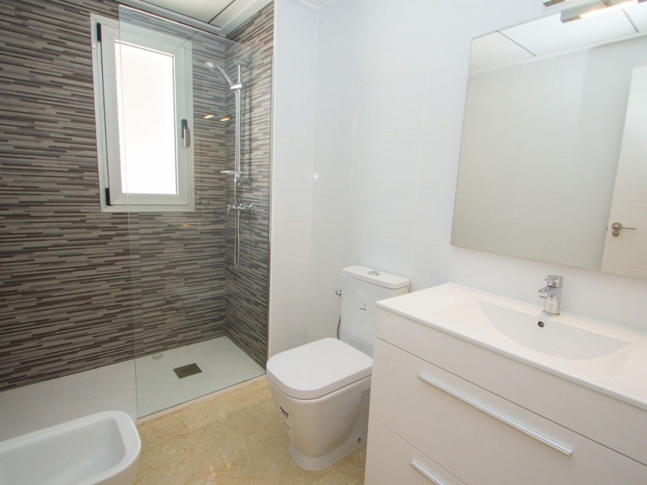 Luxuriöse Residenz Neubau-Apartments in ruhiger Gegend, nahe zu Golfplätzen