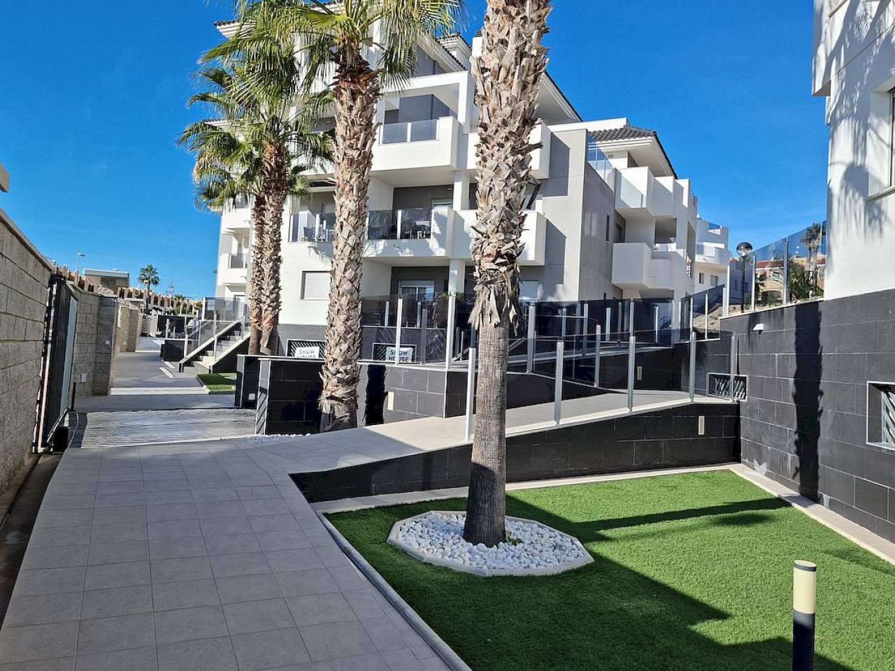 Luxuriöse Residenz Neubau-Apartments in ruhiger Gegend, nahe zu Golfplätzen