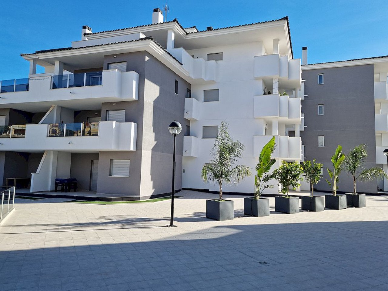 Luxuriöse Residenz Neubau-Apartments in ruhiger Gegend, nahe zu Golfplätzen