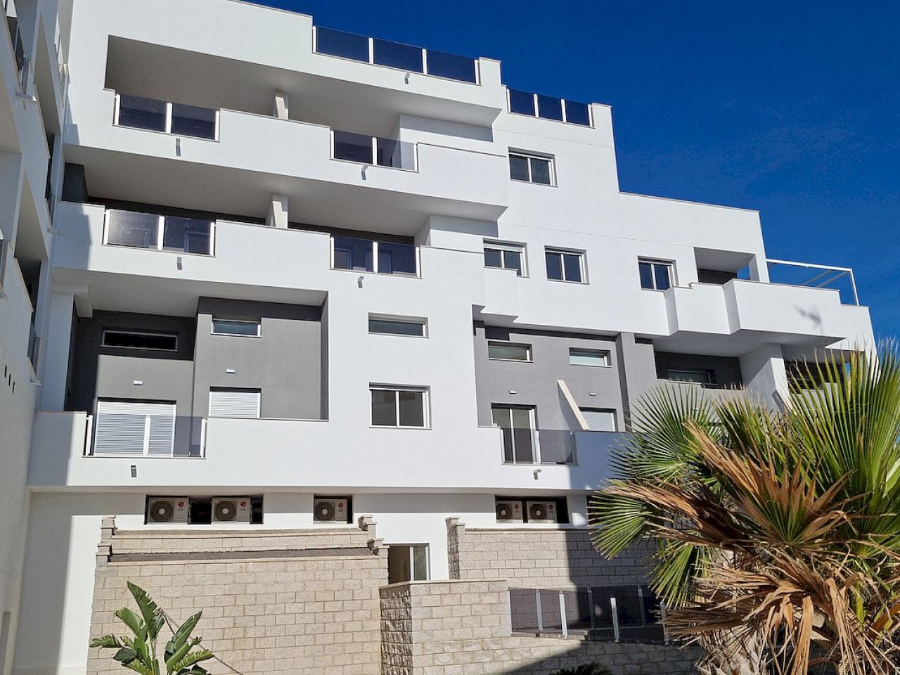 Luxuriöse Residenz Neubau-Apartments in ruhiger Gegend, nahe zu Golfplätzen