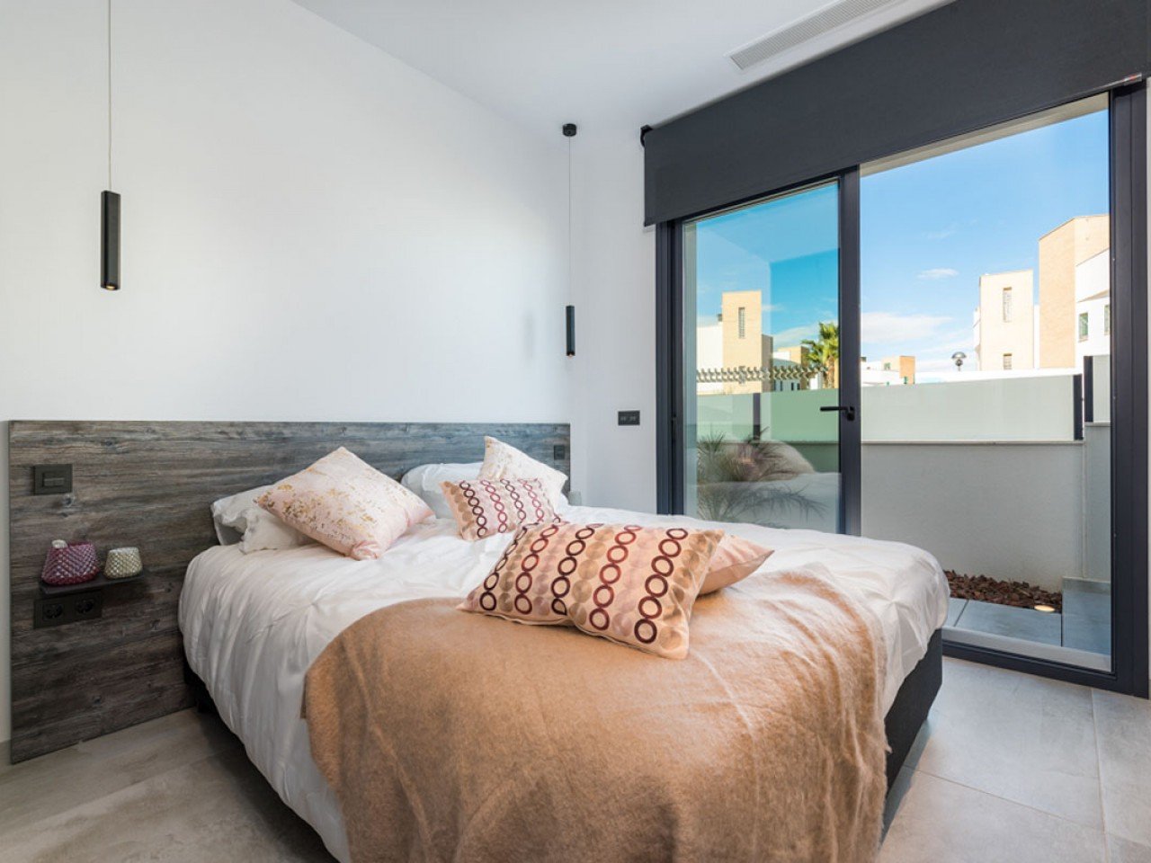 The Residencial Oceanic is a new development of just 46 exclusively-designed one and two-storey villas, built with high-specification finishes/mate...