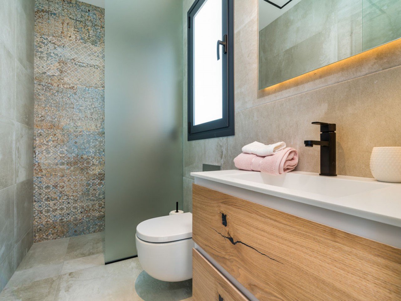 The Residencial Oceanic is a new development of just 46 exclusively-designed one and two-storey villas, built with high-specification finishes/mate...