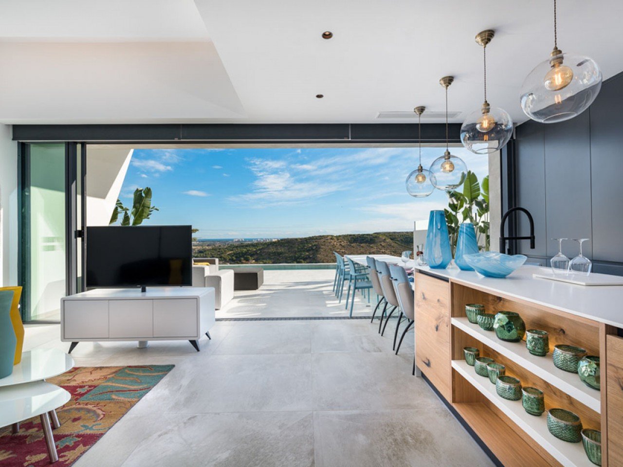 The Residencial Oceanic is a new development of just 46 exclusively-designed one and two-storey villas, built with high-specification finishes/mate...
