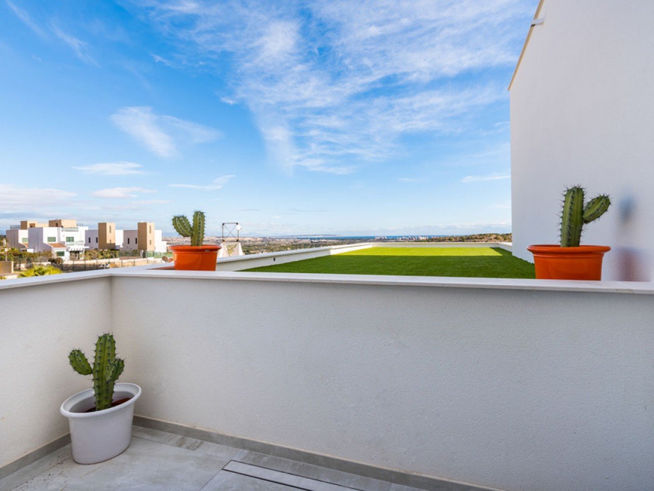 The Residencial Oceanic is a new development of just 46 exclusively-designed one and two-storey villas, built with high-specification finishes/mate...