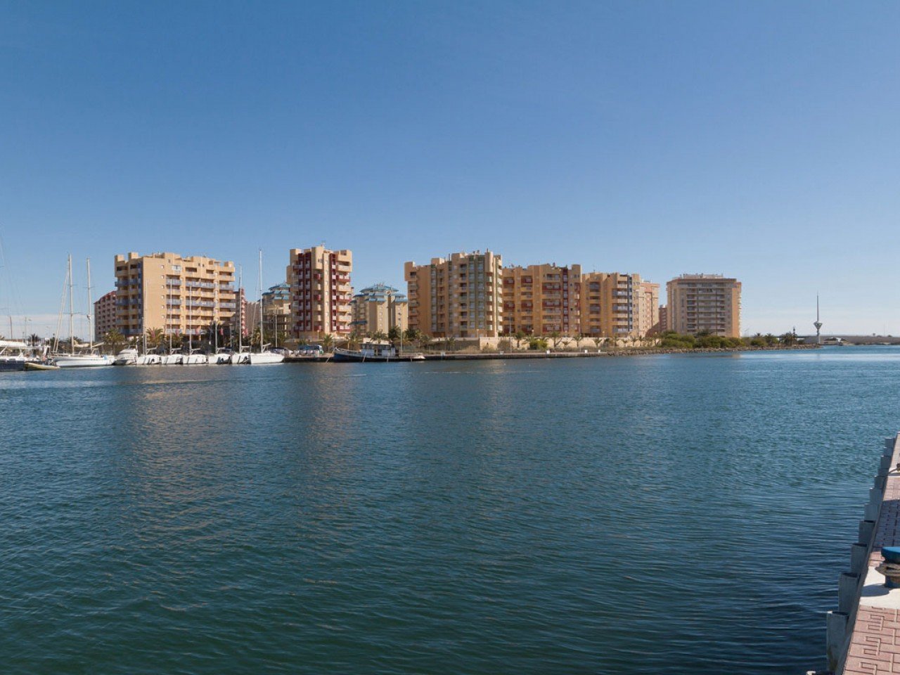 Miradores del Puerto is a development of two and three bedroom apartments located in one of the most popular areas in La Manga. This first-line pro...