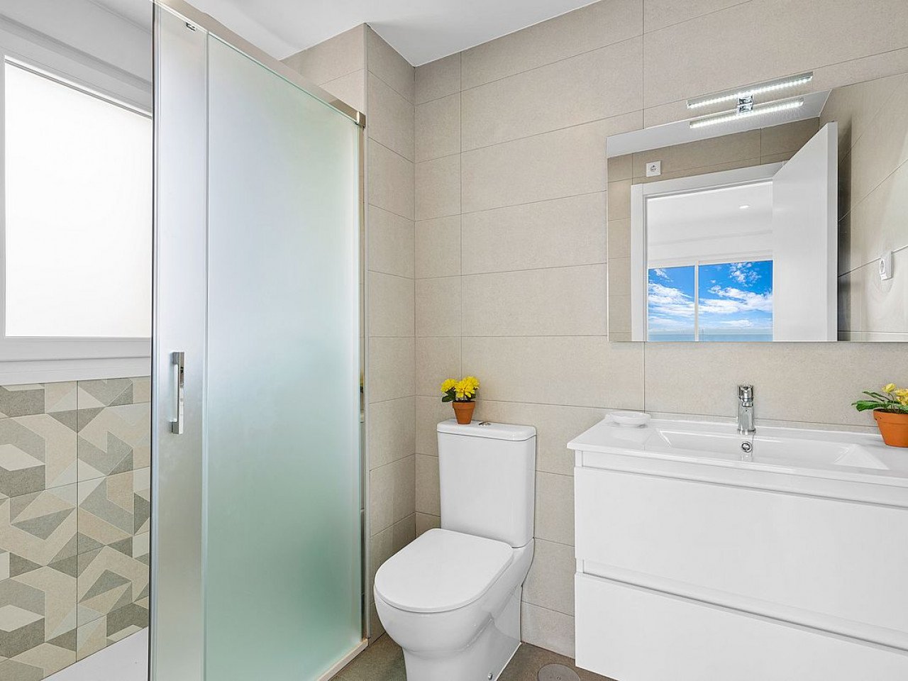 Miradores del Puerto is a development of two and three bedroom apartments located in one of the most popular areas in La Manga. This first-line pro...