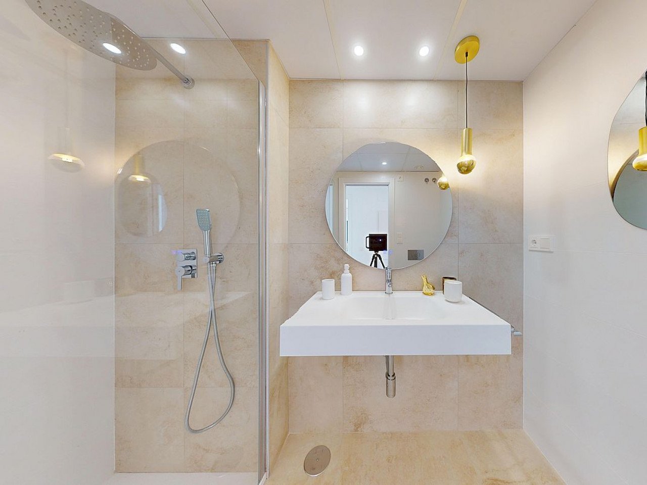 These environmentally friendly apartments with options of one, two or three bedroom and penthouses, are located on a hill with a spectacular sea vi...