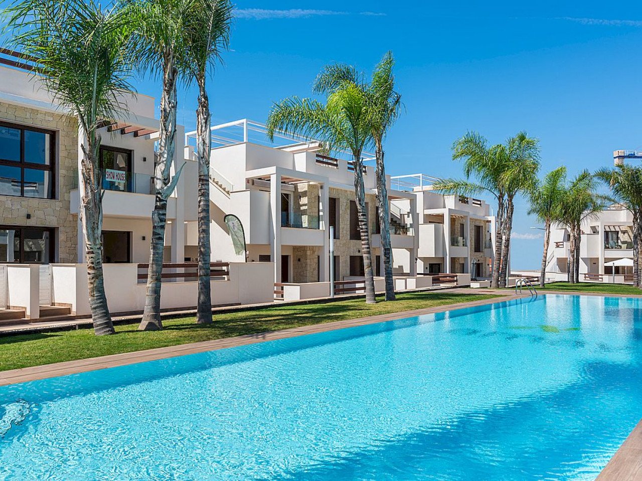 Balcones de Vivi is a brand new development that sits on the slope of a hill with magnificent pink salt lake views of the Torrevieja area.This fa...