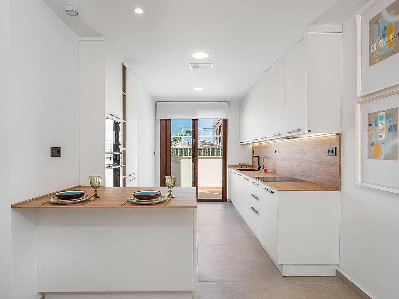 Balcones de Vivi is a brand new development that sits on the slope of a hill with magnificent pink salt lake views of the Torrevieja area.This fa...