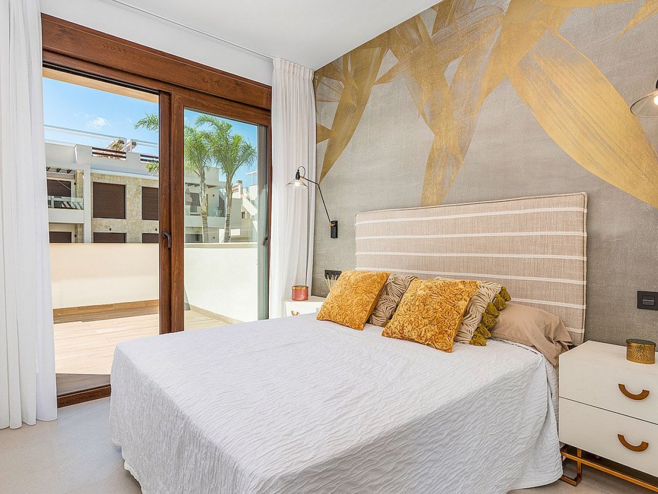 Balcones de Vivi is a brand new development that sits on the slope of a hill with magnificent pink salt lake views of the Torrevieja area.This fa...