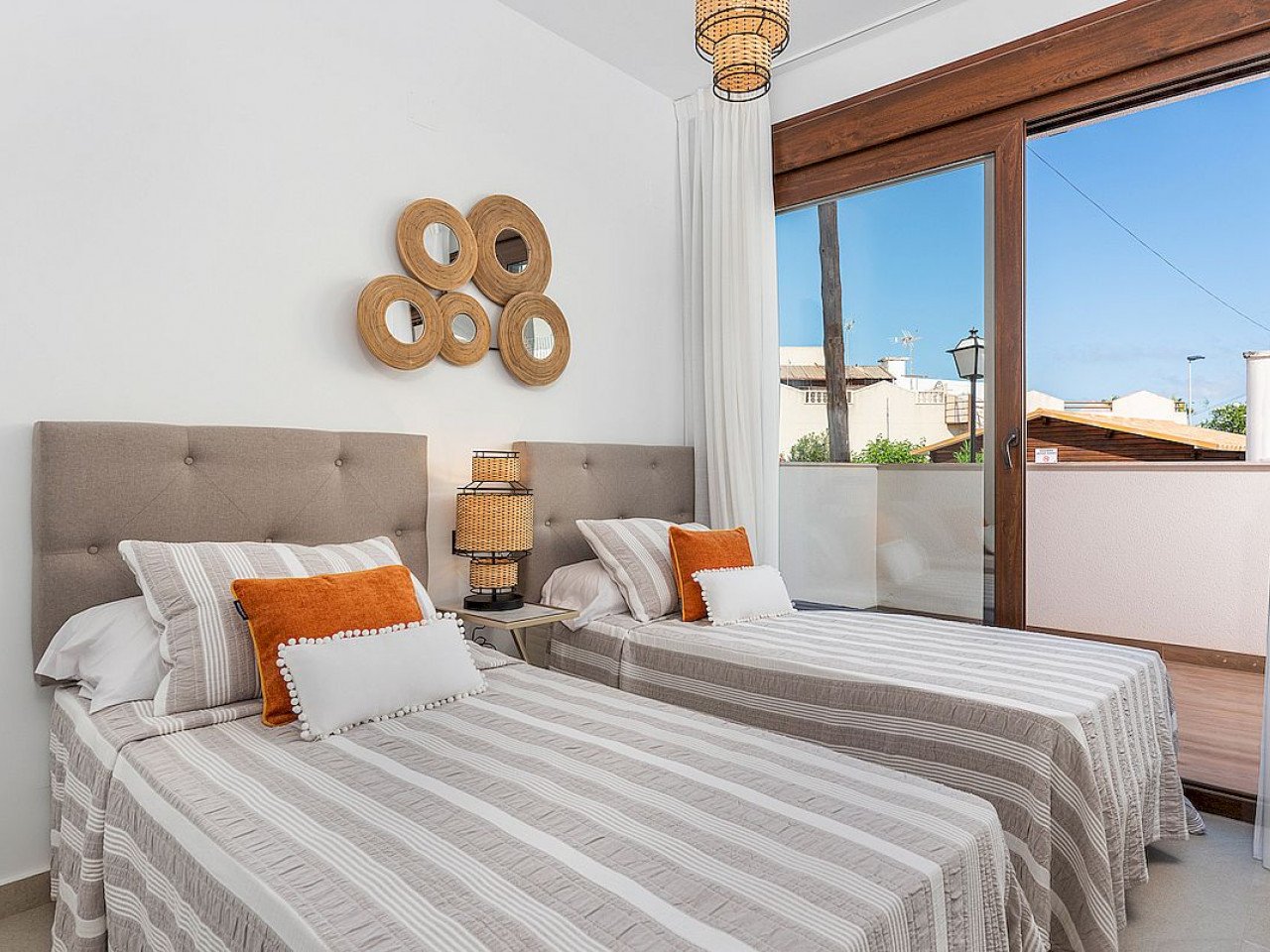 Balcones de Vivi is a brand new development that sits on the slope of a hill with magnificent pink salt lake views of the Torrevieja area.This fa...