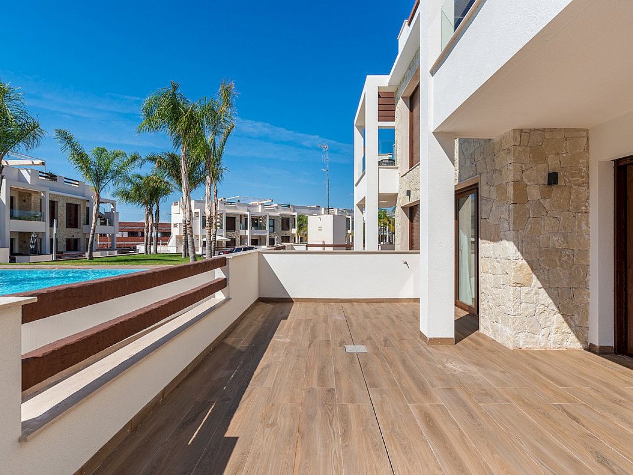 Balcones de Vivi is a brand new development that sits on the slope of a hill with magnificent pink salt lake views of the Torrevieja area.This fa...
