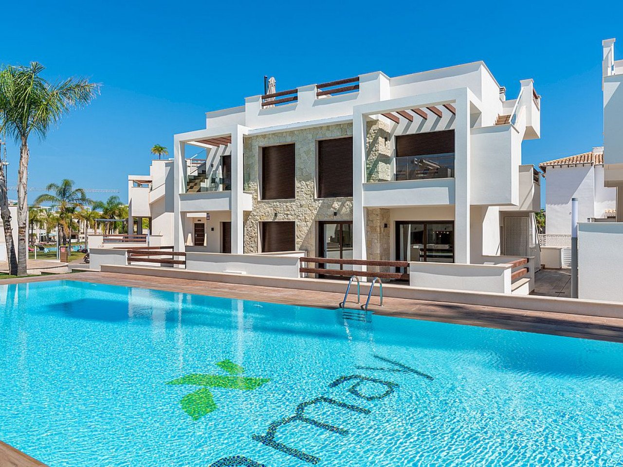 Balcones de Vivi is a brand new development that sits on the slope of a hill with magnificent pink salt lake views of the Torrevieja area.This fa...