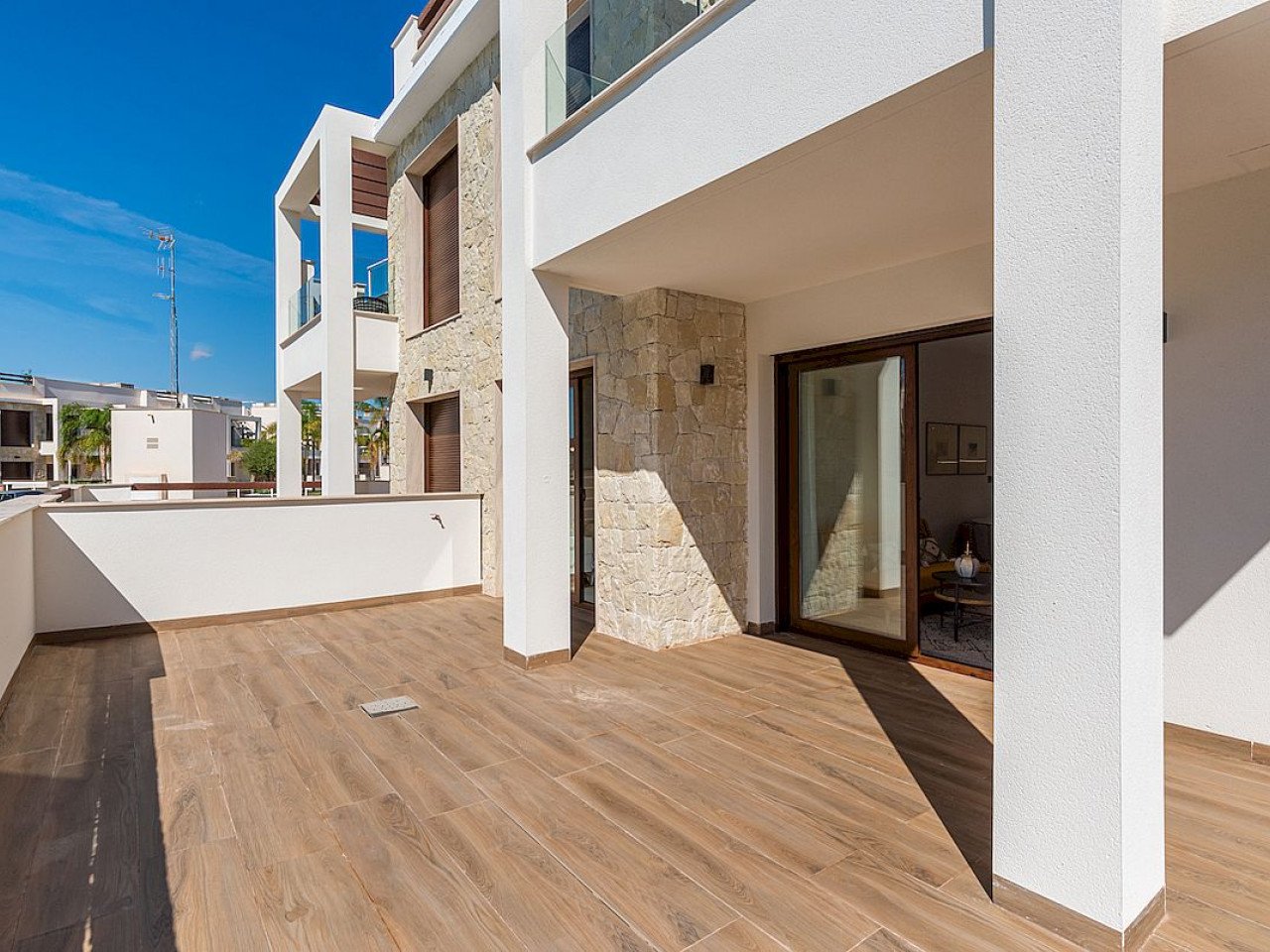 Balcones de Vivi is a brand new development that sits on the slope of a hill with magnificent pink salt lake views of the Torrevieja area.This fa...