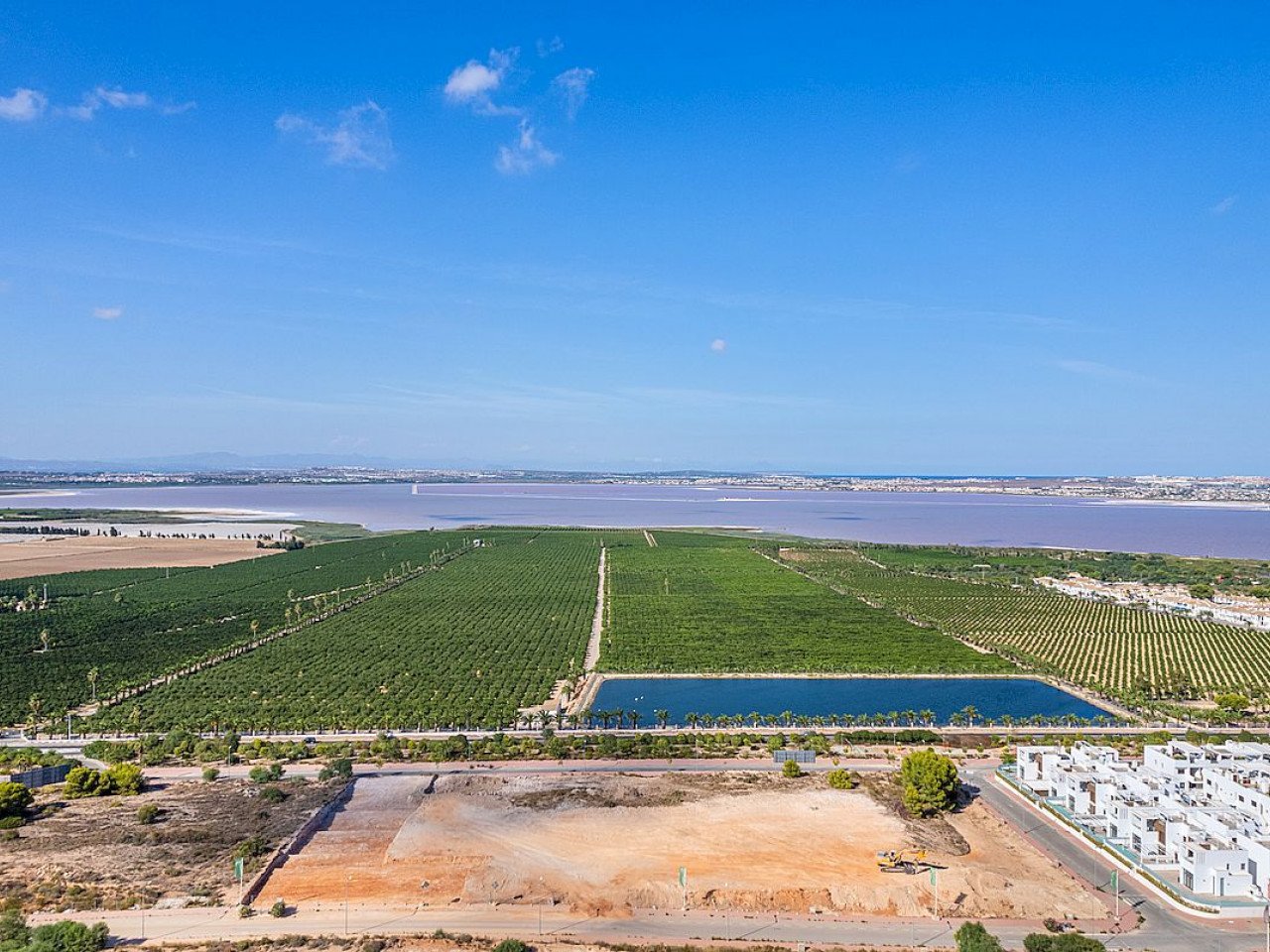 Balcones de Vivi is a brand new development that sits on the slope of a hill with magnificent pink salt lake views of the Torrevieja area.This fa...