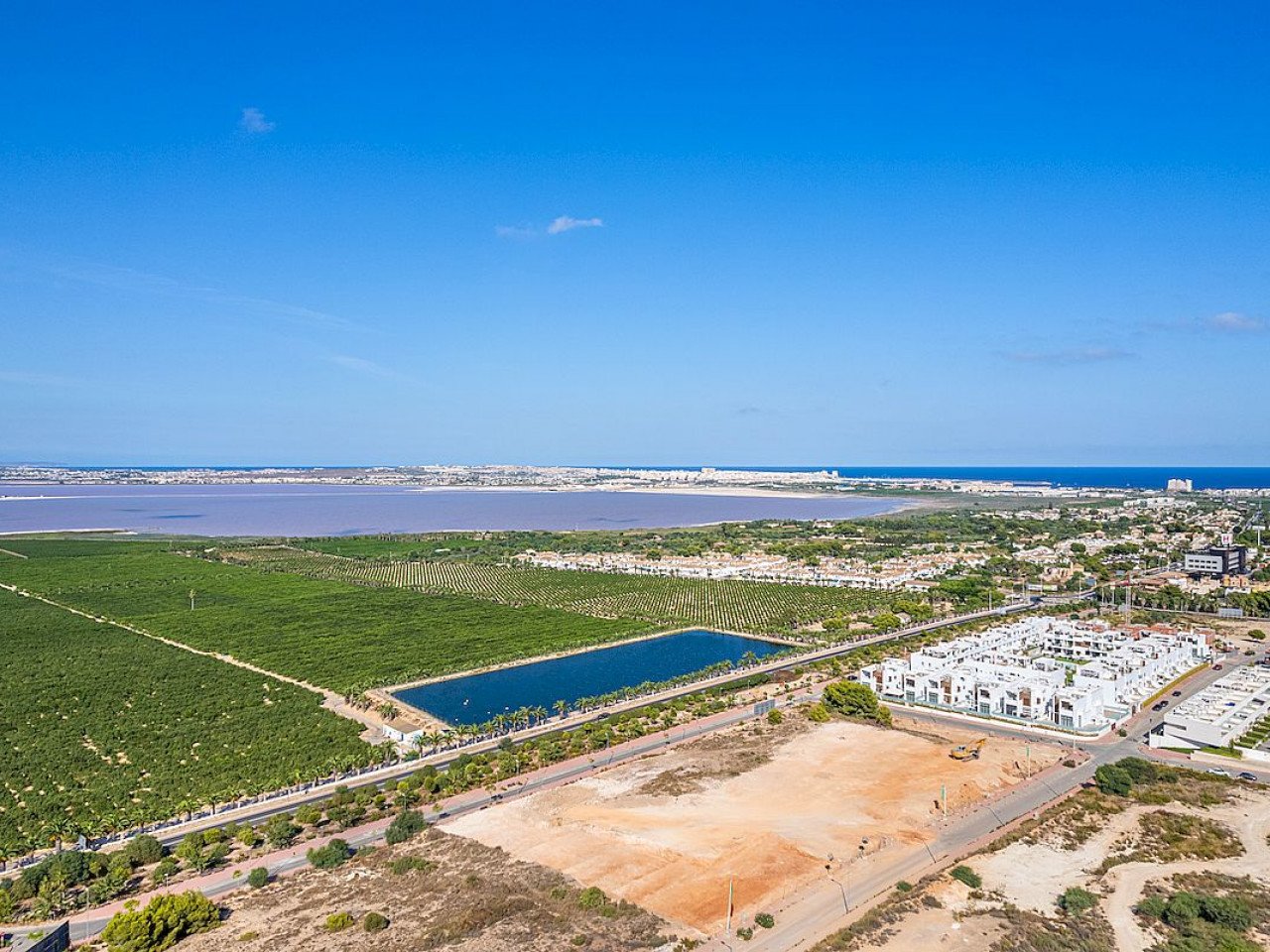 Balcones de Vivi is a brand new development that sits on the slope of a hill with magnificent pink salt lake views of the Torrevieja area.This fa...