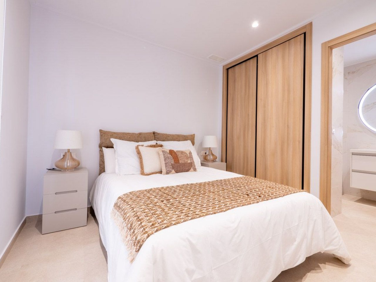 Vista Azul XXXVII located on the  El Raso urbanisation in Guardamar del Segura, is a residential complex of 175 apartments with three bedrooms and ...