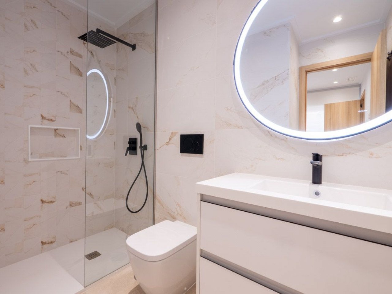 Vista Azul XXXVII located on the  El Raso urbanisation in Guardamar del Segura, is a residential complex of 175 apartments with three bedrooms and ...