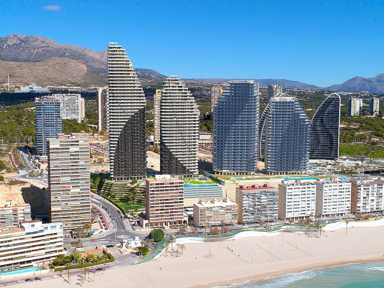 New build 1, 2, 3, and 4 bedroom apartments and excellent communal areas on Poniente Beach, Benidorm.
Sunset Sailors is practically located on the...