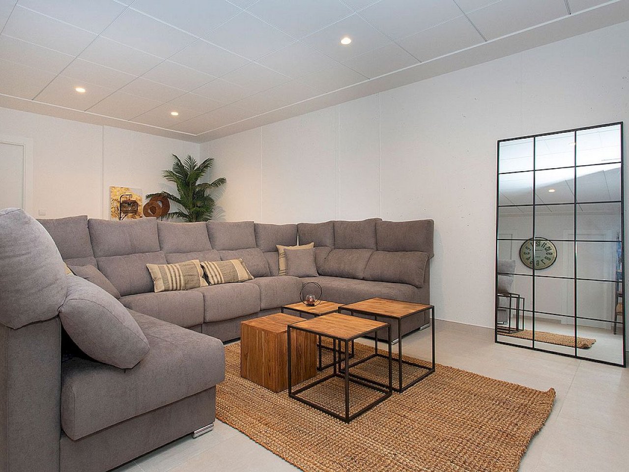 Moderne Neubau-Villa auf 2 Ebenen in ruhiger Gegend