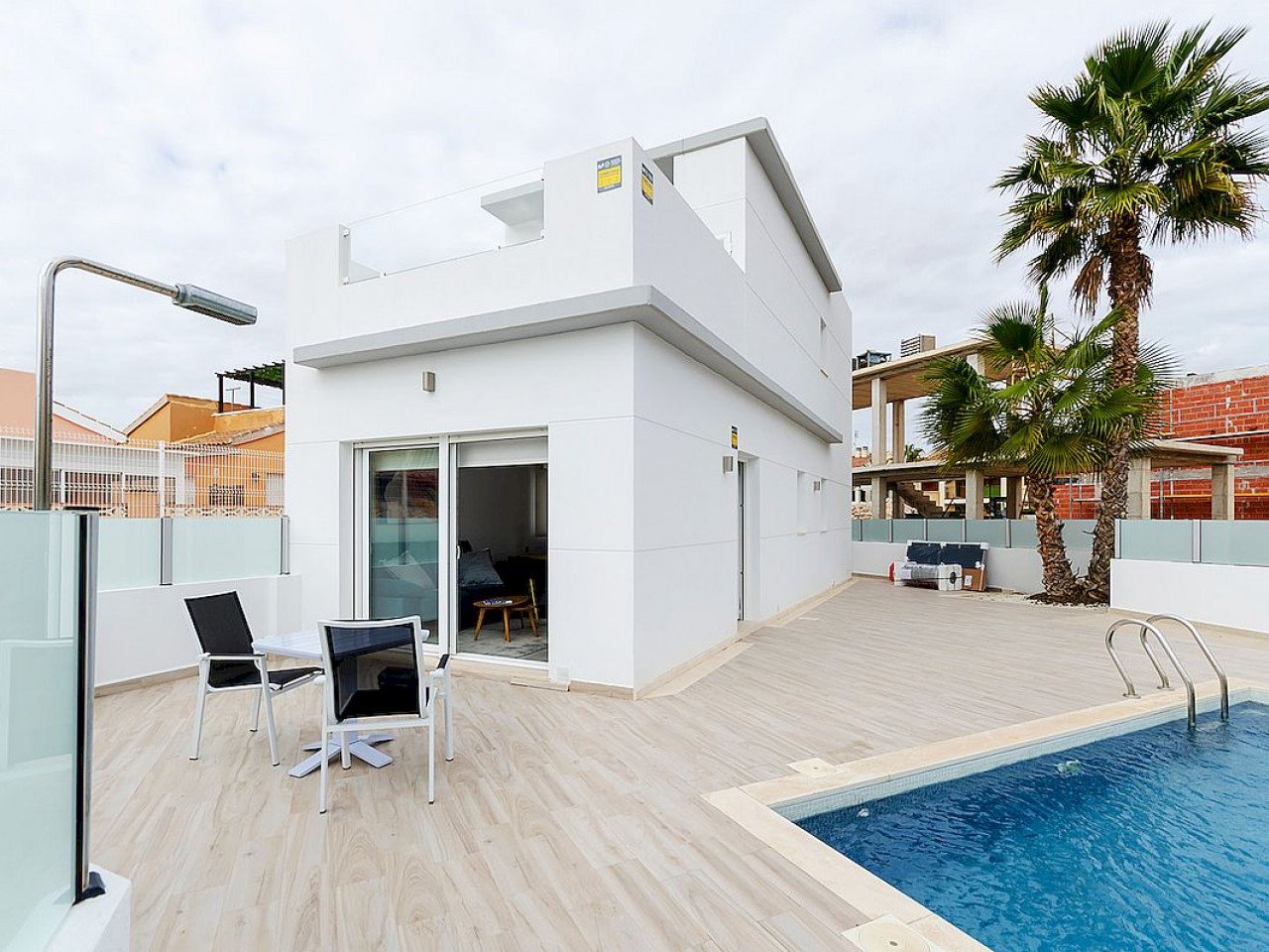 Torrevieja: Laguna Rosa Villas is a new project with a total of seven independent villas, all of them distributed over two floors and built with high standards... 