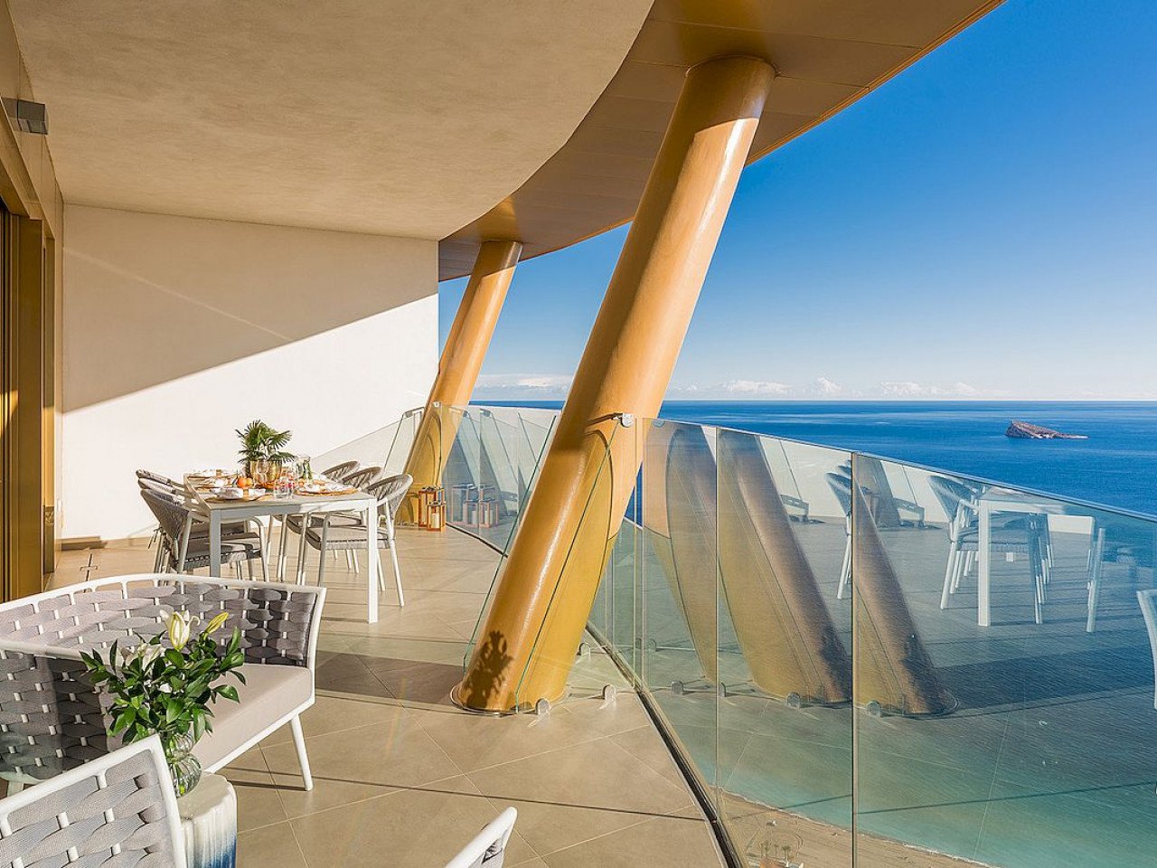 Der markanteste Wohn-Tower der Stadt - Luxus und Traum-Ausblick