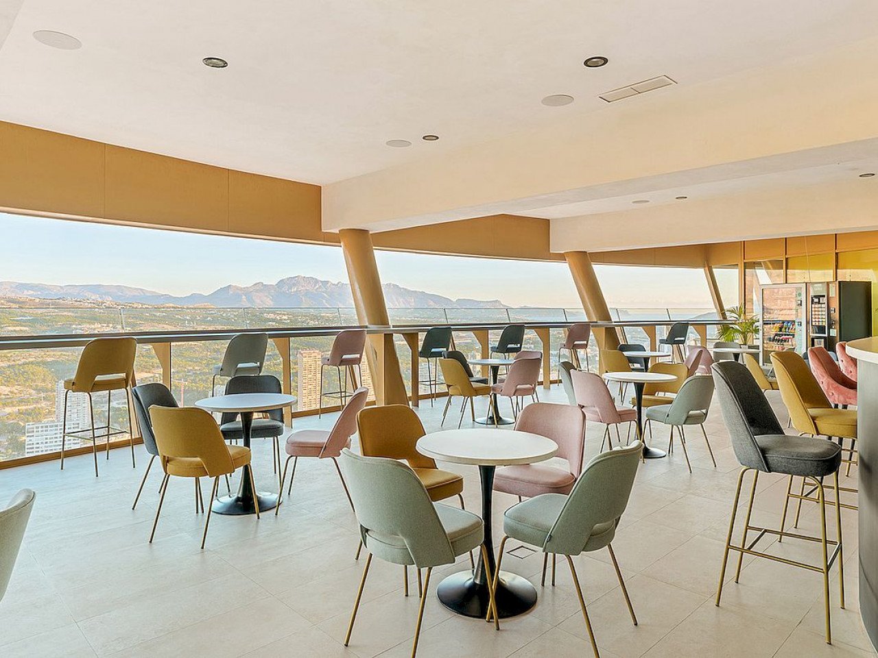 Der markanteste Wohn-Tower der Stadt - Luxus und Traum-Ausblick