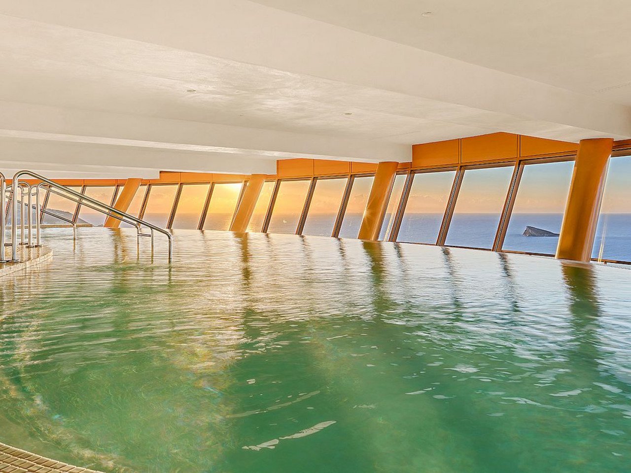 Der markanteste Wohn-Tower der Stadt - Luxus und Traum-Ausblick