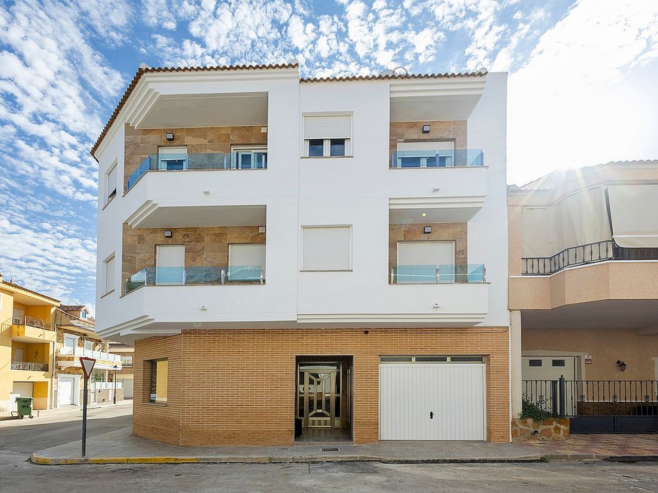 These brand new two and three bedroom apartments are located in the in the charming village of Jacarilla, close to all services and next to the Riv...