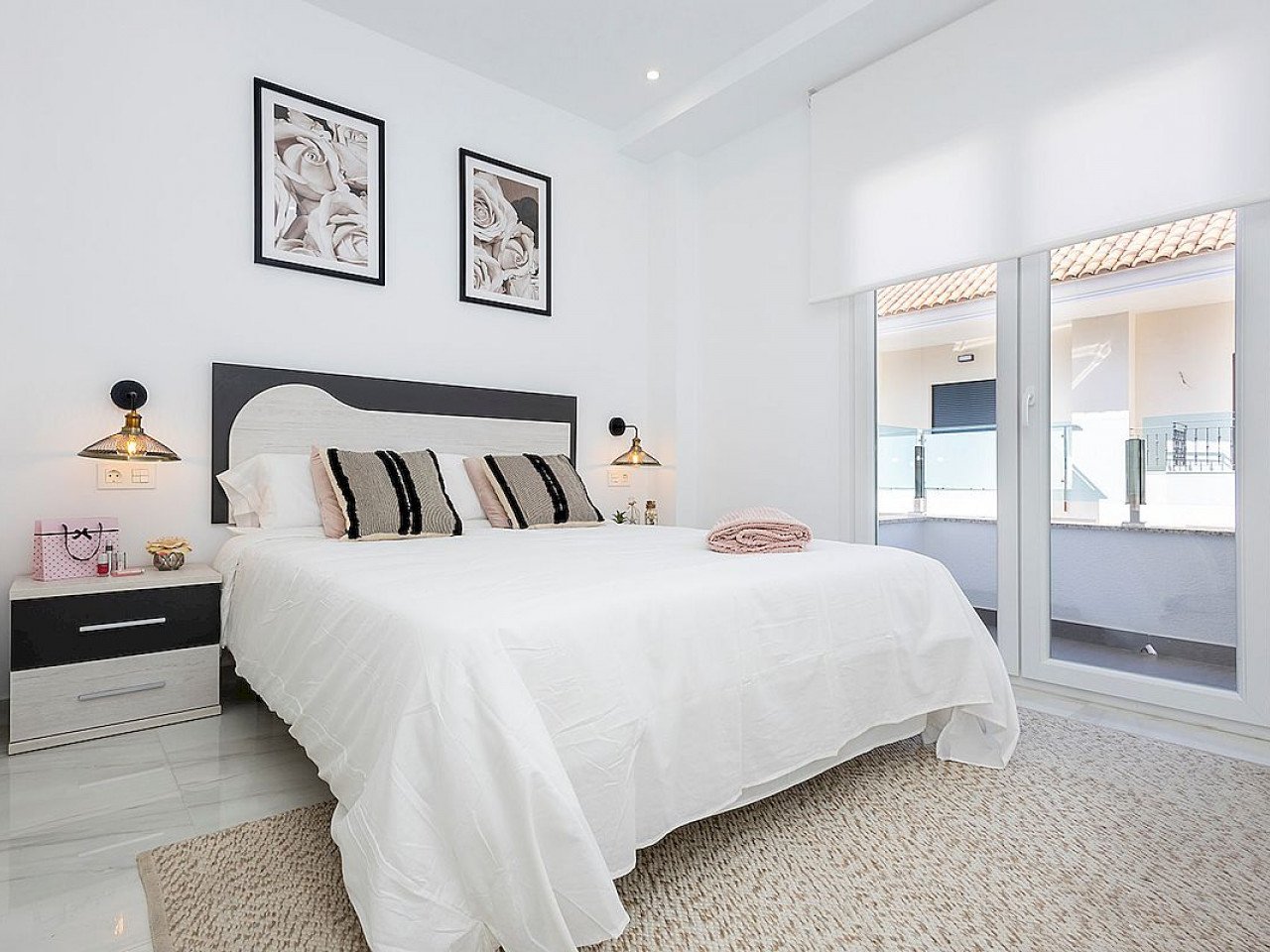 These brand new two and three bedroom apartments are located in the in the charming village of Jacarilla, close to all services and next to the Riv...