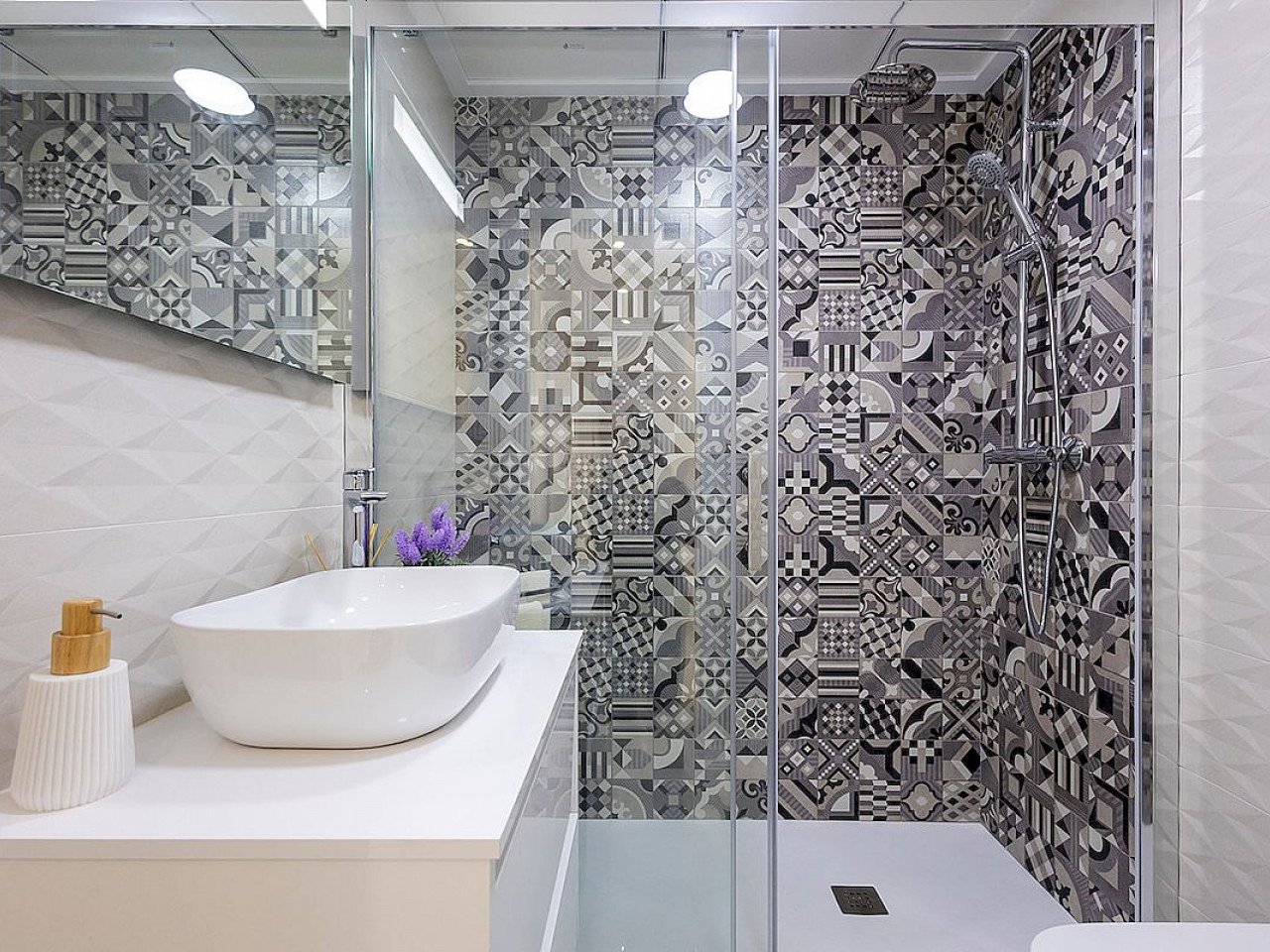 These brand new two and three bedroom apartments are located in the in the charming village of Jacarilla, close to all services and next to the Riv...