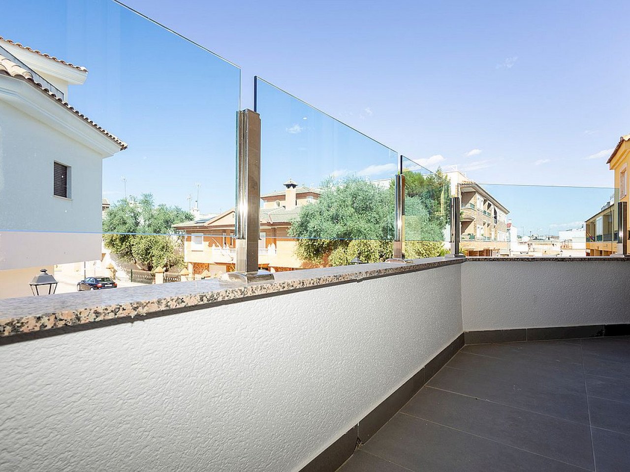 These brand new two and three bedroom apartments are located in the in the charming village of Jacarilla, close to all services and next to the Riv...