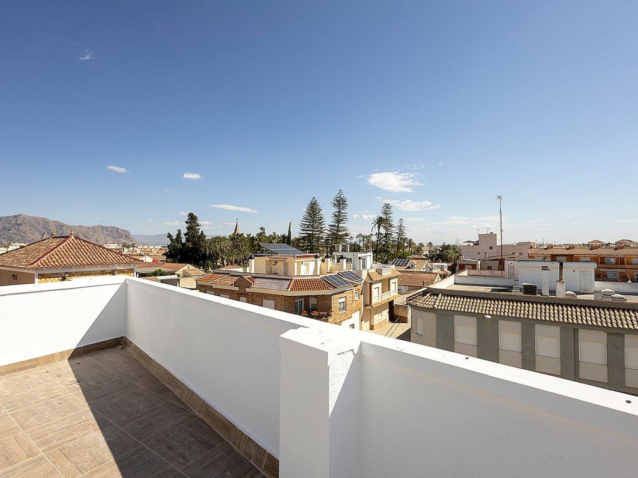 These brand new two and three bedroom apartments are located in the in the charming village of Jacarilla, close to all services and next to the Riv...
