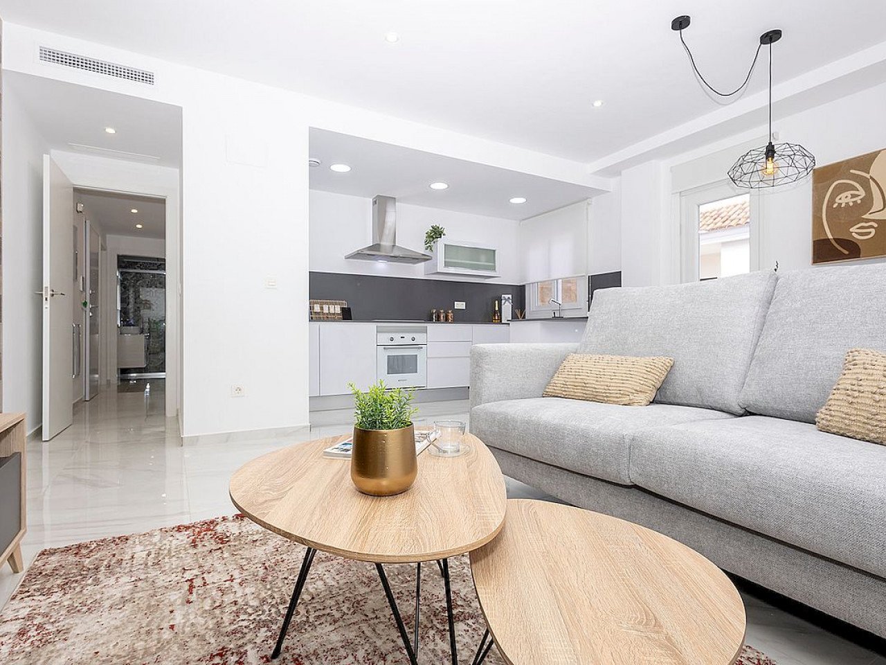 These brand new two and three bedroom apartments are located in the in the charming village of Jacarilla, close to all services and next to the Riv...