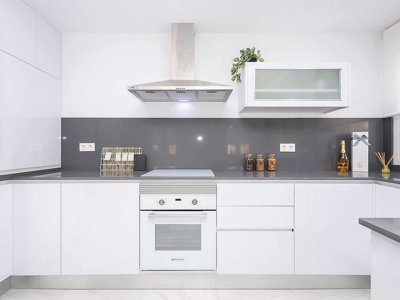 These brand new two and three bedroom apartments are located in the in the charming village of Jacarilla, close to all services and next to the Riv...