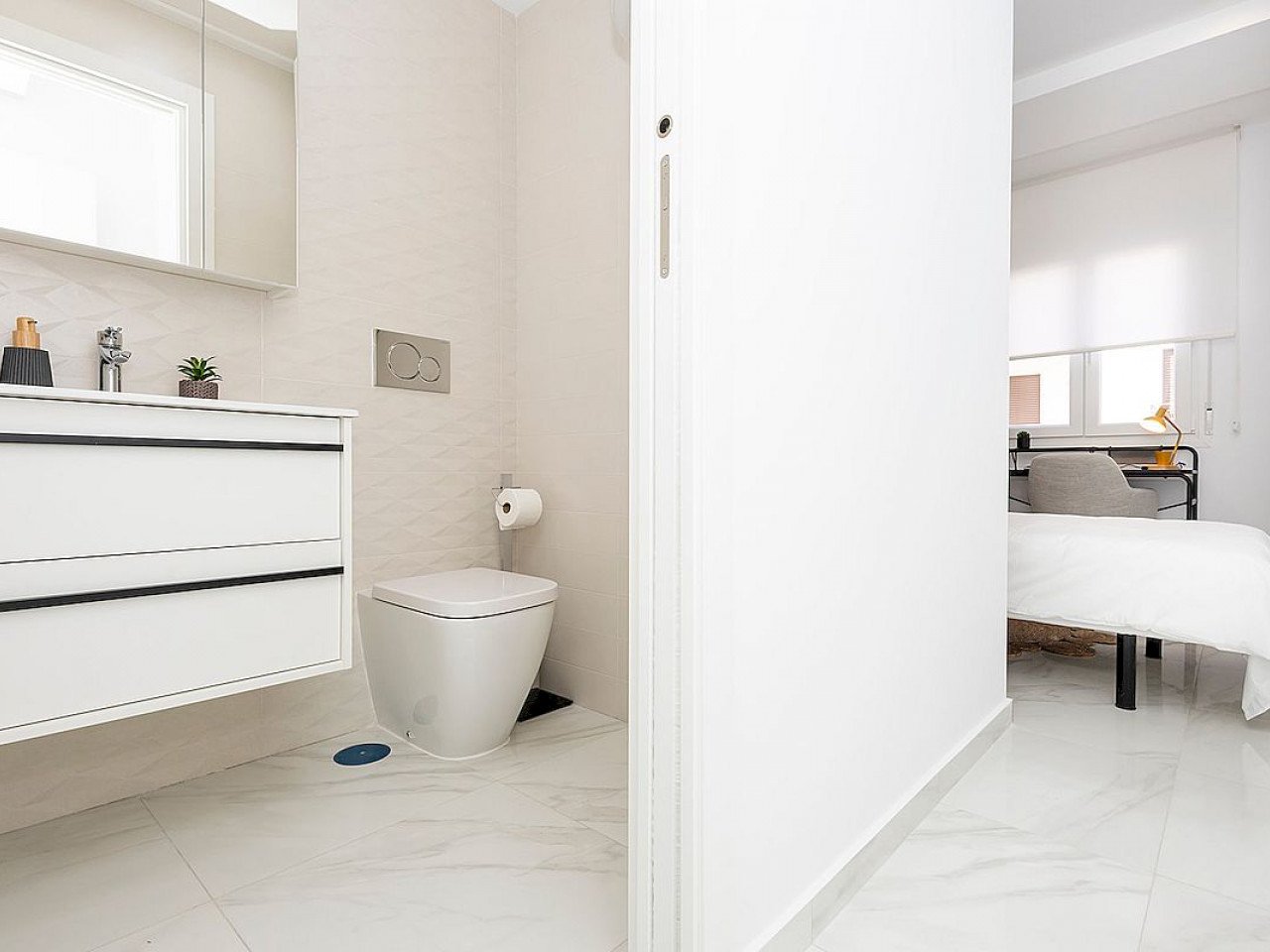 These brand new two and three bedroom apartments are located in the in the charming village of Jacarilla, close to all services and next to the Riv...