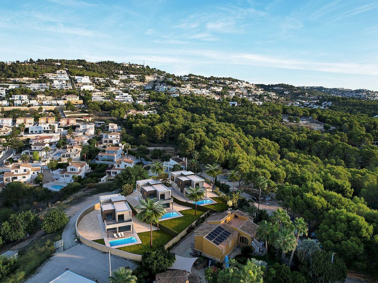 Exclusive development of 3 modern villas on independent plots located in the urbanization Gran Sol, in the municipality of Calpe.
Modern villas w...