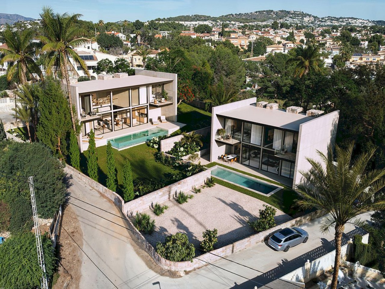 Exklusive Anlage mit 2 modernen Luxusvillen auf großen Grundstücken